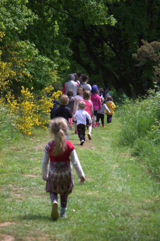 Des visiteurs
sur le chemin
à thème.