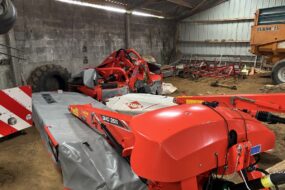 Du matériel de fauche d'herbe dans un hangard