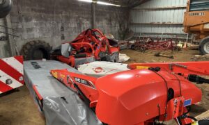 Du matériel de fauche d'herbe dans un hangard