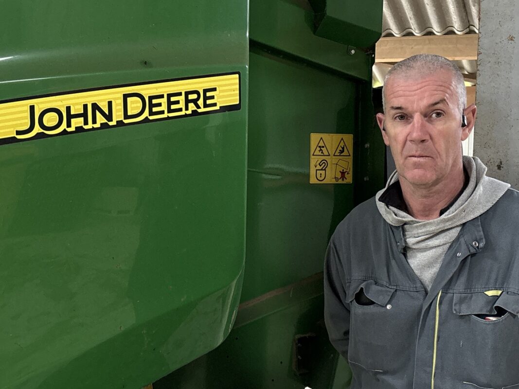 Une personne devant une presse