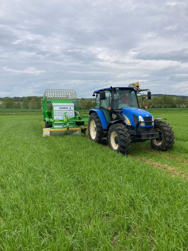 L'autochargeuse ne demande pas un tracteur d'une très forte puissance.