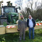Deux hommes devant une faucheuse