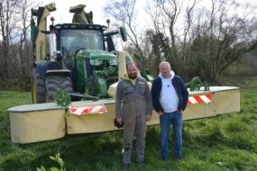 Deux hommes devant une faucheuse