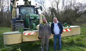 Deux hommes devant une faucheuse