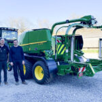 Deux hommes devant le tracteur et le combi presse enrubanneuse