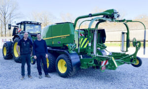 Deux hommes devant le tracteur et le combi presse enrubanneuse