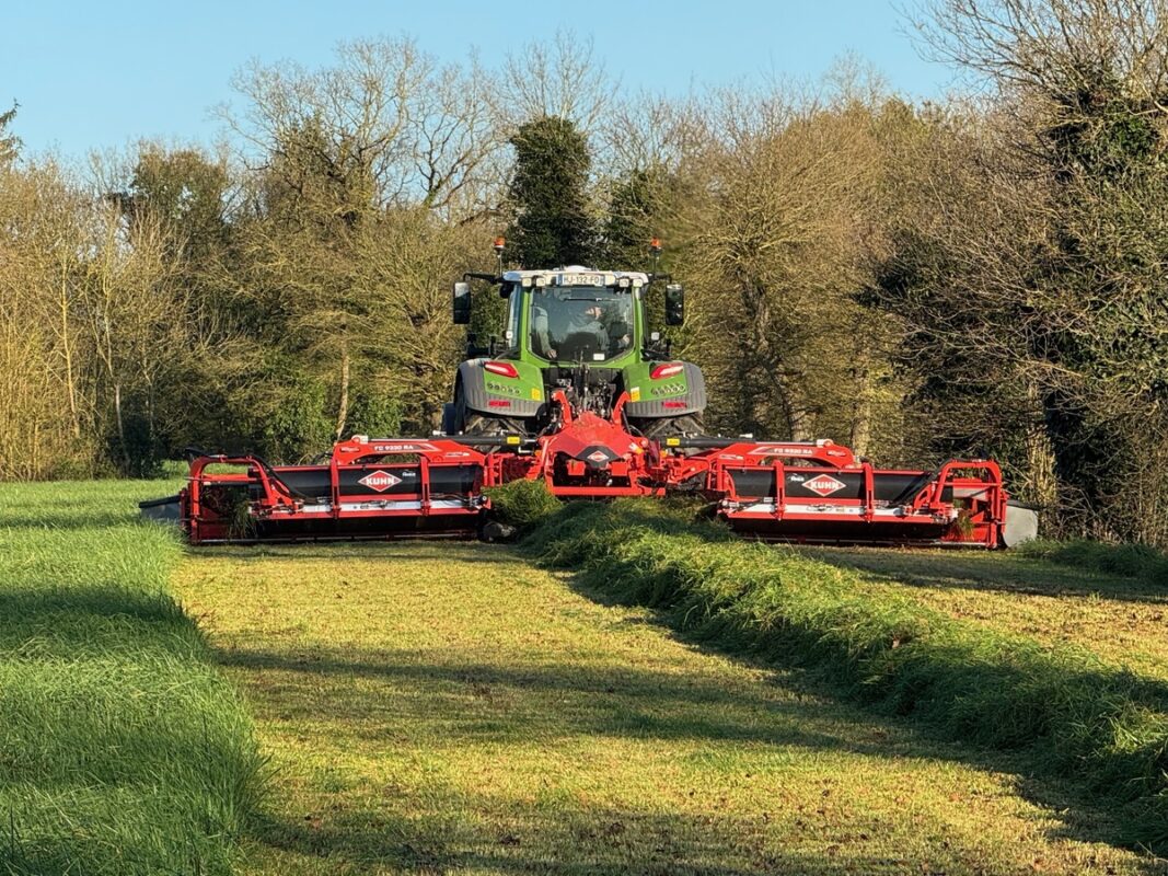 Fauchage sur 9,3 m et regroupement du fourrage en un seul andain