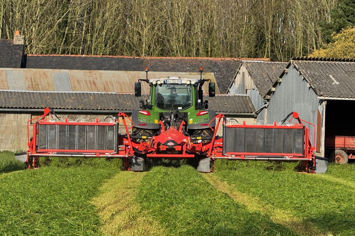 Un tracteur équipé d'un groupe de fauche coupe de l'herbe dans une prairie - Illustration S’équiper pour ramasser de la qualité