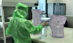 Un technicien avec une combinaison dans un laboratoire