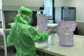 Un technicien avec une combinaison dans un laboratoire