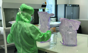 Un technicien avec une combinaison dans un laboratoire