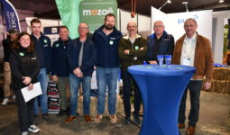 Des personnes dans un stand