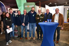 Des personnes dans un stand