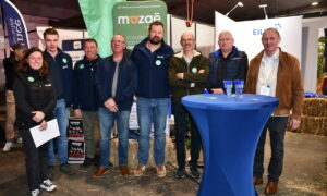 Des personnes dans un stand