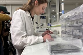 Une chercheuse assise à une table dans un laboratoire