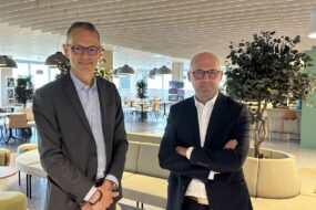 Deux hommes posent debout dans un espace d'attente