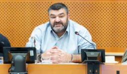 Potrait d'un homme dans un hémicycle