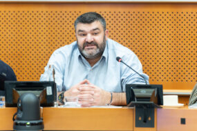 Potrait d'un homme dans un hémicycle