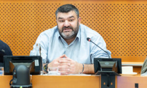 Potrait d'un homme dans un hémicycle