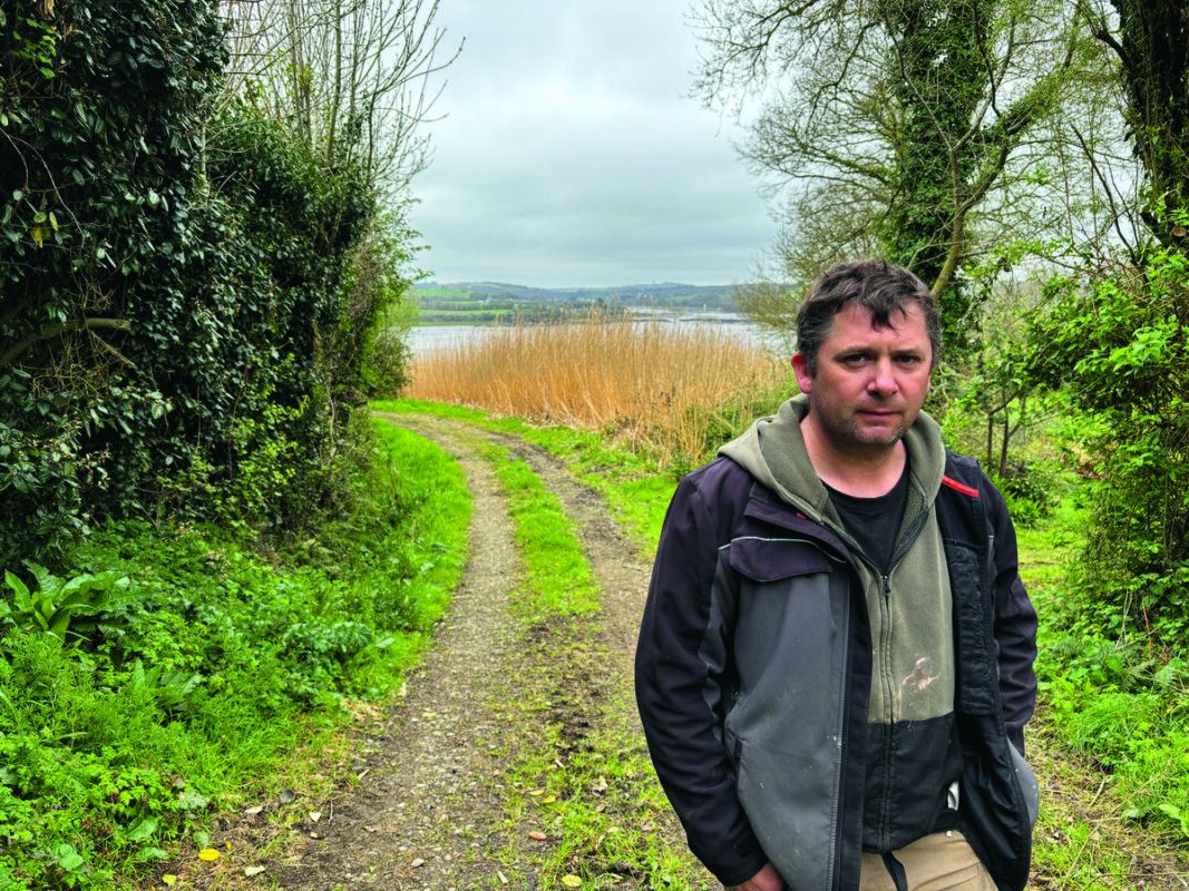 Une personne devant une parcelle de miscanthus