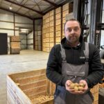 Une personne avec des plants de pomme de terre dans les mains