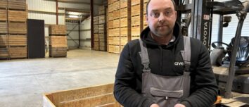 Une personne avec des plants de pomme de terre dans les mains