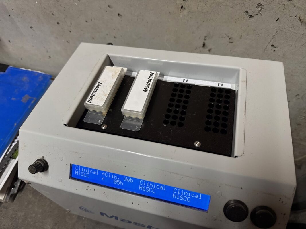 Dans l'analyseur Mastatest, il est possible de positionner quatre cassettes en même temps, c'est-à-dire d'analyser le lait de quatre quartiers différents.