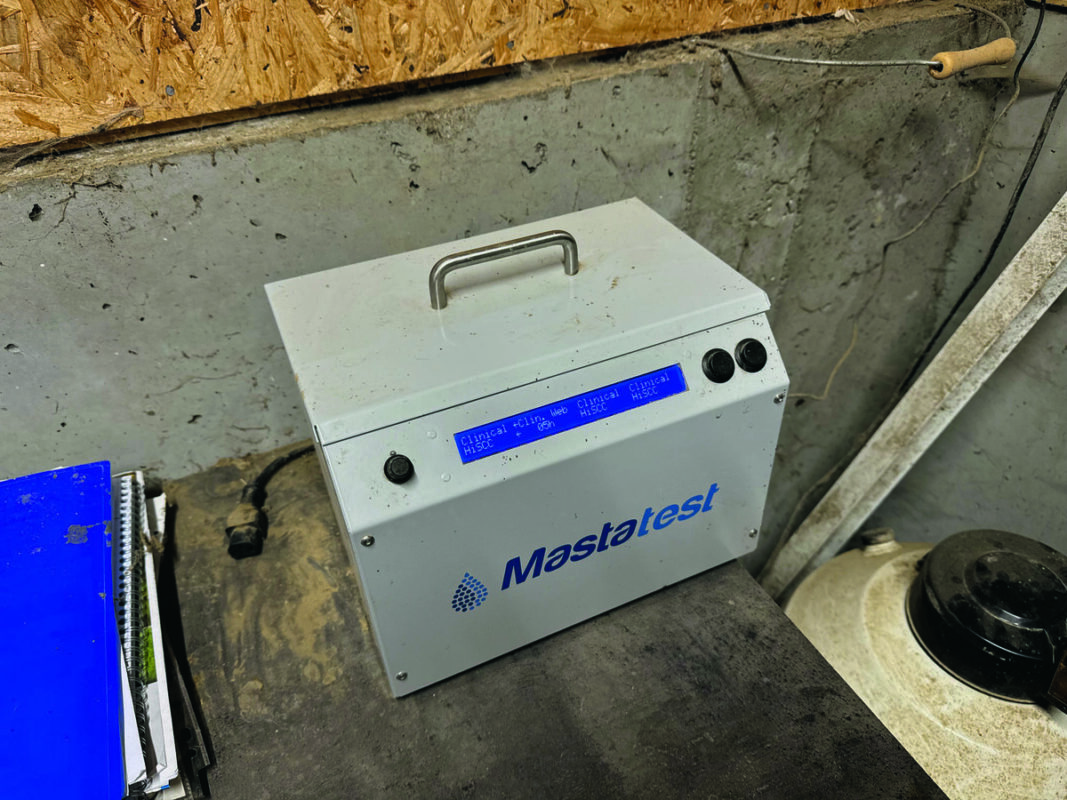 Un boîtier analyseur d'échantillon avec un écran dans une exploitation agricole