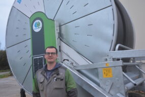 Une personne à côté d'un enrouleur