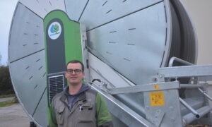 Une personne à côté d'un enrouleur