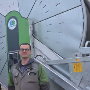 Une personne à côté d'un enrouleur