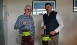 Deux personnes présentent des pièges à frelon asiatique