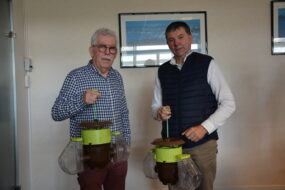 Deux personnes présentent des pièges à frelon asiatique