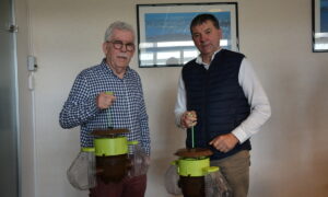 Deux personnes présentent des pièges à frelon asiatique