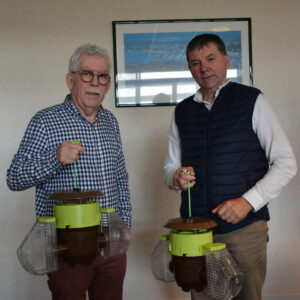 Deux personnes présentent des pièges à frelon asiatique