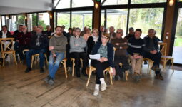 Des gens assis dans une salle