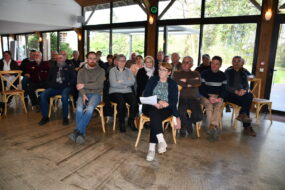 Des gens assis dans une salle