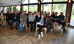 Des gens assis dans une salle