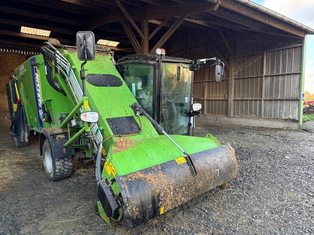 Une mélangeuse automotrice verte de marque Faresin