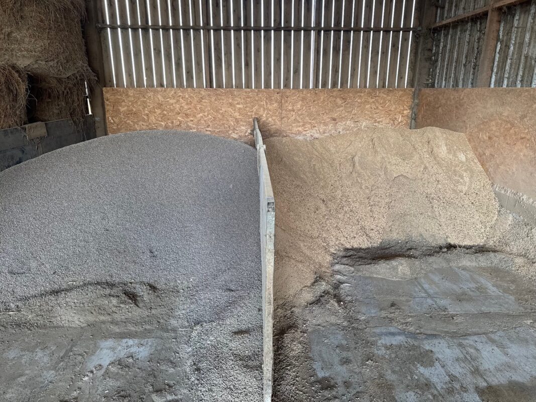 Deux silos de stockage à plat dans un élevage