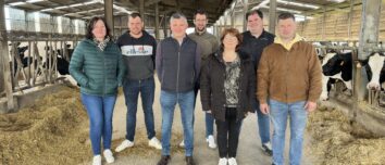 agriculteurs dans une stabulation