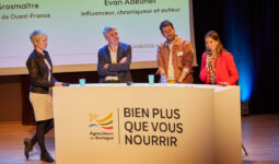 Débat sur la communciation à l'assemblée d'Agriculteurs de Bretagne