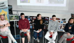 des hommes et des femmes assis en table ronde