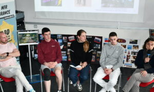 des hommes et des femmes assis en table ronde