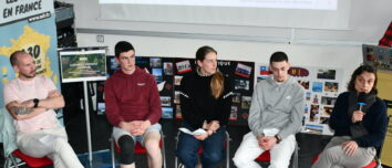 des hommes et des femmes assis en table ronde