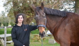 Une femme avec son cheval