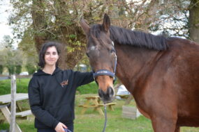 Une femme avec son cheval