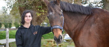 Une femme avec son cheval