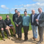 Des personnes au bord d'un talus