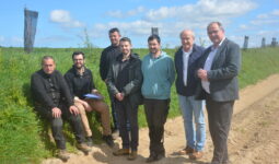 Des personnes au bord d'un talus